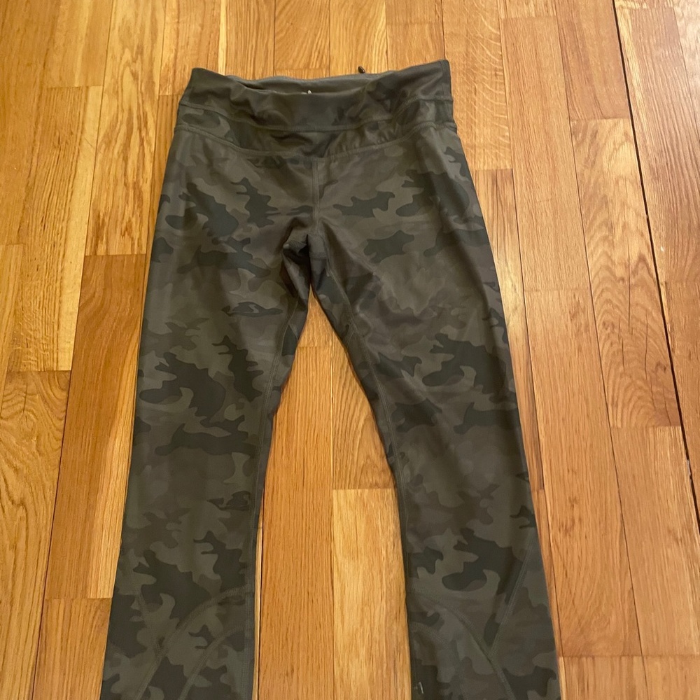 LULULEMON cropped camo legging